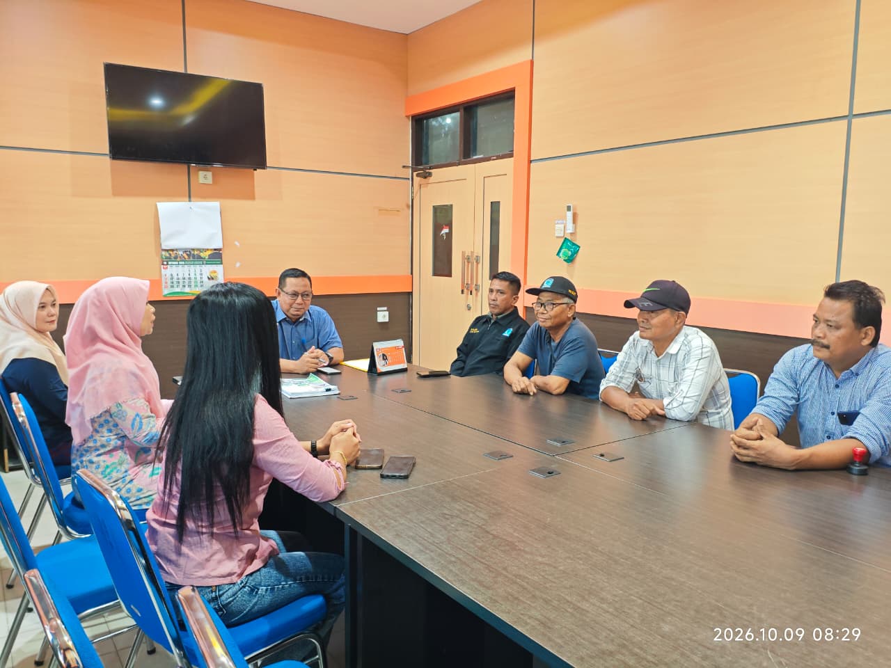 Serah Terima Hibah Kursi Plastik Peruntukan RT